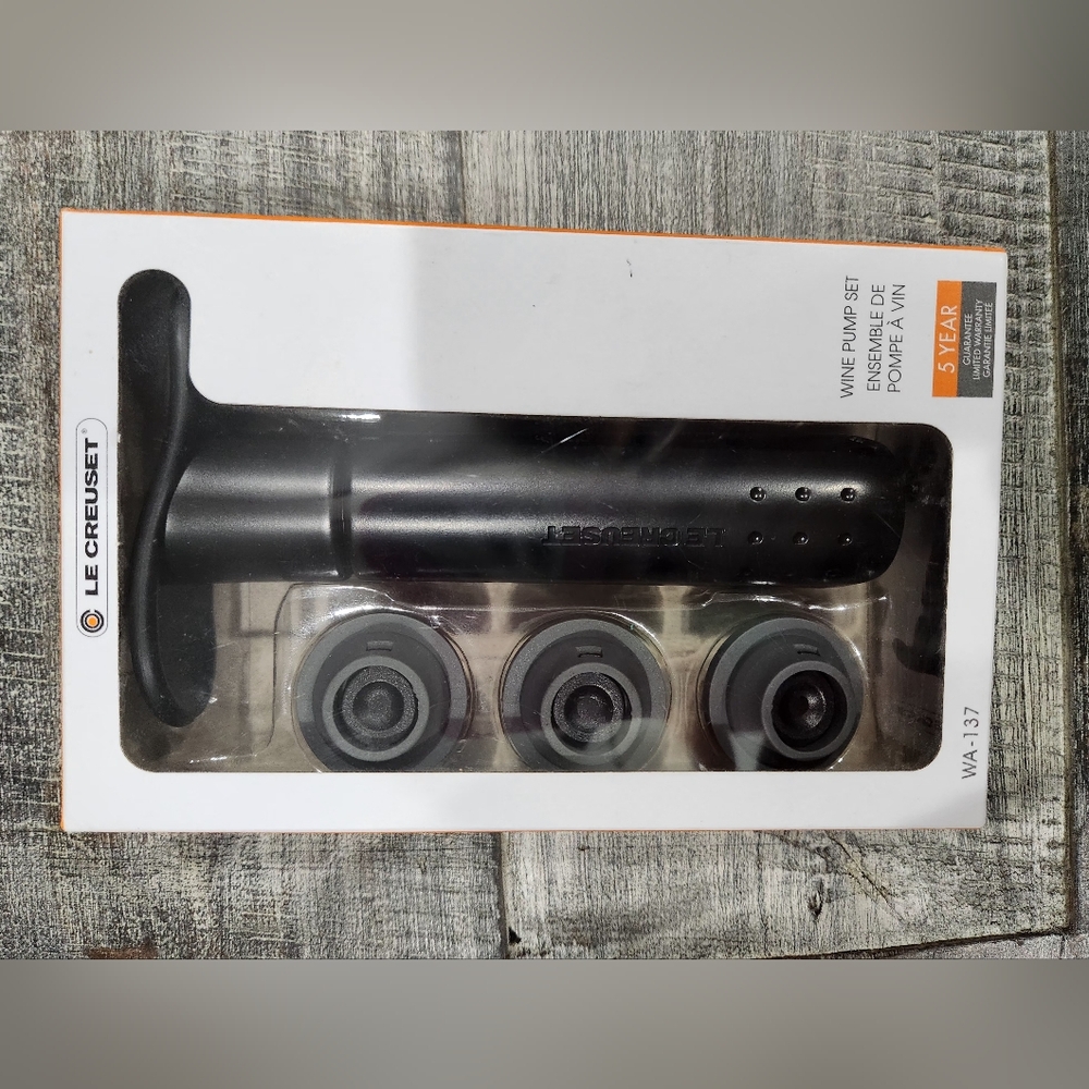 Le Creuset wine pump set